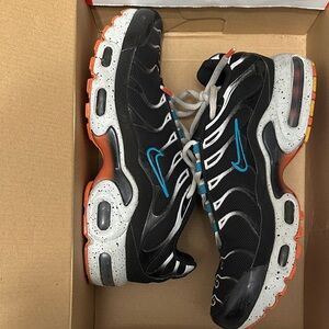 Air Max 97 SE, 7.5W Nike Black and White Air Max with Blue and Orange Highlights